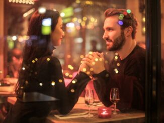 A couple dating on a restaurant.