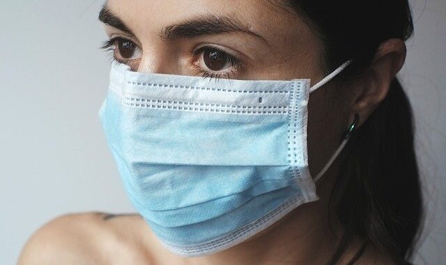 virus-4898571_640-Healthylivinglinks A woman wearing surgical mask.